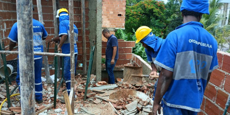 A construção irregular demolida em Vargem Grande ainda estava na fase de alvenaria - Prefeitura do Rio