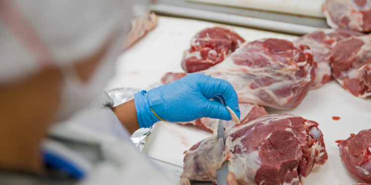 Brasil firma acordo para exportar carne bovina à Indonésia, ampliando presença no mercado asiático. Também foi liberada a venda de ovinos vivos para a Argélia.