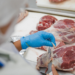 Brasil firma acordo para exportar carne bovina à Indonésia, ampliando presença no mercado asiático. Também foi liberada a venda de ovinos vivos para a Argélia.