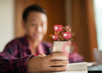 Projeto de Lei 2.628/2022, conhecido como ECA Digital, propõe regulamentar redes sociais para proteger crianças e adolescentes de riscos online. Entenda o que muda.