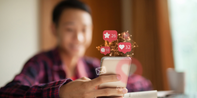 Projeto de Lei 2.628/2022, conhecido como ECA Digital, propõe regulamentar redes sociais para proteger crianças e adolescentes de riscos online. Entenda o que muda.