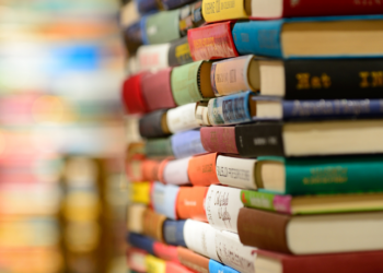 Governo brasileiro envia obras de autores nacionais traduzidas para o árabe a universidades palestinas. Iniciativa promove cultura e reforça solidariedade internacional.
