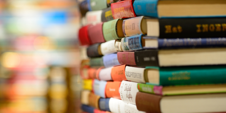 Governo brasileiro envia obras de autores nacionais traduzidas para o árabe a universidades palestinas. Iniciativa promove cultura e reforça solidariedade internacional.