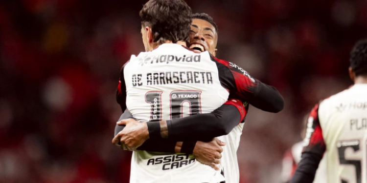 Flamengo vence Internacional fora de casa por 2 a 0 e assegura vaga nas quartas de final da Libertadores 2025. Próximo adversário será Estudiantes, da Argentina.