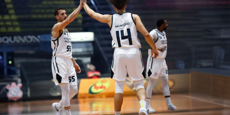 Corinthians Basquete vence Rio Claro por 103 a 83, chega a cinco vitórias no Paulista 2025 e se mantém na liderança invicta. Rafael Munford é eleito o melhor da partida.