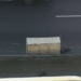 Um corpo foi encontrado dentro de uma caixa de madeira entre restos de lixo na Avenida Brasil, em Bonsucesso. Polícia investiga o caso e tenta identificar a vítima.