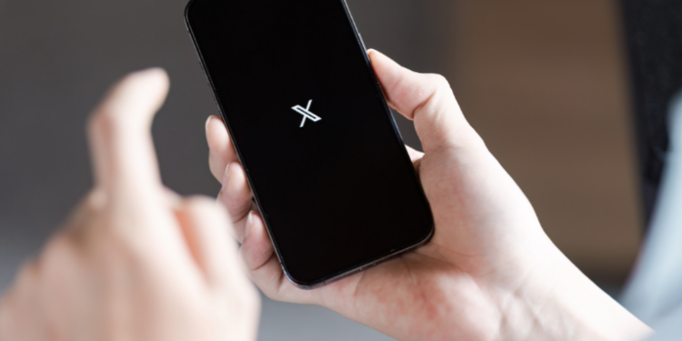 A plataforma X enviou parecer aos EUA acusando o Brasil de restringir o comércio digital. Empresa cita decisões do STF e bloqueio nacional ordenado por Alexandre de Moraes.