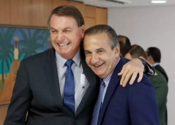 A Polícia Federal indiciou Jair Bolsonaro e Eduardo Bolsonaro por coação a autoridades. Relatório revela mensagens com Silas Malafaia, disparos em massa, áudios recuperados e até um rascunho de pedido de asilo político na Argentina.