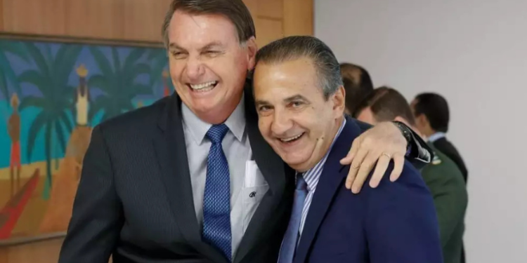A Polícia Federal indiciou Jair Bolsonaro e Eduardo Bolsonaro por coação a autoridades. Relatório revela mensagens com Silas Malafaia, disparos em massa, áudios recuperados e até um rascunho de pedido de asilo político na Argentina.