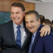 A Polícia Federal indiciou Jair Bolsonaro e Eduardo Bolsonaro por coação a autoridades. Relatório revela mensagens com Silas Malafaia, disparos em massa, áudios recuperados e até um rascunho de pedido de asilo político na Argentina.