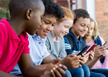 Após denúncias do influenciador Felca Bress, cresce o debate sobre os riscos da exposição infantil nas redes sociais. Especialistas orientam pais e reforçam o papel da sociedade na proteção de crianças e adolescentes online.