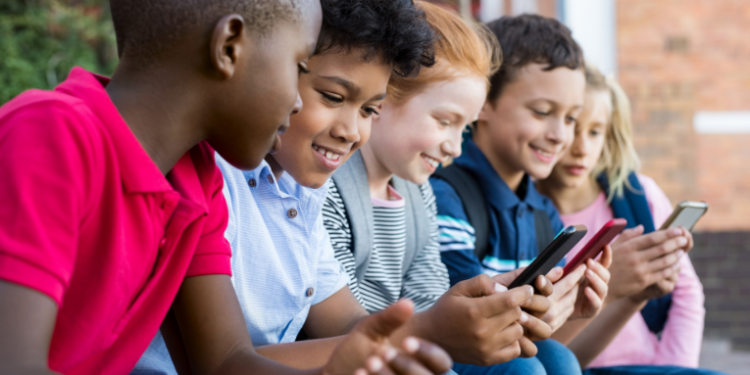 Após denúncias do influenciador Felca Bress, cresce o debate sobre os riscos da exposição infantil nas redes sociais. Especialistas orientam pais e reforçam o papel da sociedade na proteção de crianças e adolescentes online.