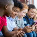 Após denúncias do influenciador Felca Bress, cresce o debate sobre os riscos da exposição infantil nas redes sociais. Especialistas orientam pais e reforçam o papel da sociedade na proteção de crianças e adolescentes online.