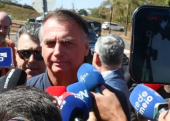 O advogado Paulo Cunha Bueno afirmou que Jair Bolsonaro recusou sugestão de asilo na Argentina em fevereiro de 2024. PF aponta nora do ex-presidente como autora de documento e investiga possível plano de fuga.