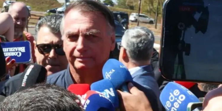 O advogado Paulo Cunha Bueno afirmou que Jair Bolsonaro recusou sugestão de asilo na Argentina em fevereiro de 2024. PF aponta nora do ex-presidente como autora de documento e investiga possível plano de fuga.