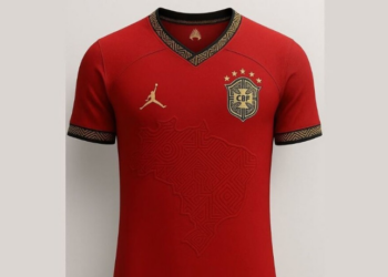 O presidente da CBF, Samir Xaud, suspendeu a produção da camisa vermelha da Seleção Brasileira prevista para a Copa de 2026. Decisão foi motivada por respeito às cores da bandeira nacional.