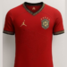 O presidente da CBF, Samir Xaud, suspendeu a produção da camisa vermelha da Seleção Brasileira prevista para a Copa de 2026. Decisão foi motivada por respeito às cores da bandeira nacional.