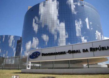 STF dá 48 horas para PGR se pronunciar sobre a defesa de Jair Bolsonaro, que nega pedido de asilo político e tenta reverter prisão domiciliar. Indiciamento envolve tentativa de abolição do Estado Democrático.