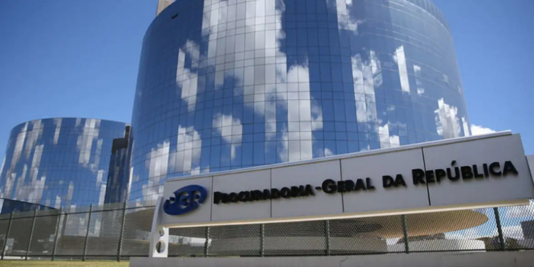 STF dá 48 horas para PGR se pronunciar sobre a defesa de Jair Bolsonaro, que nega pedido de asilo político e tenta reverter prisão domiciliar. Indiciamento envolve tentativa de abolição do Estado Democrático.