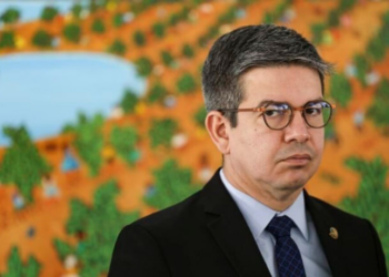 Carlos Viana (Podemos-MG) é eleito presidente da CPMI do INSS com 17 votos, superando Omar Aziz (PSD-AM). Governo surpreendido, oposição indica relator para investigar fraudes no INSS.