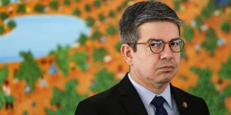 Carlos Viana (Podemos-MG) é eleito presidente da CPMI do INSS com 17 votos, superando Omar Aziz (PSD-AM). Governo surpreendido, oposição indica relator para investigar fraudes no INSS.