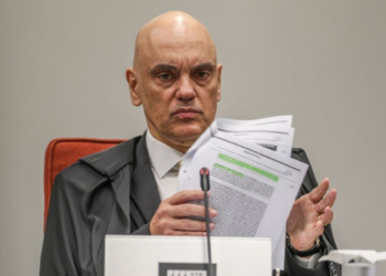 Governo de Donald Trump avalia sanções contra ministro do STF Alexandre de Moraes nos EUA, incluindo restrições a serviços de empresas e bloqueio de contas digitais. Moraes mantém posição firme.