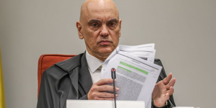 Governo de Donald Trump avalia sanções contra ministro do STF Alexandre de Moraes nos EUA, incluindo restrições a serviços de empresas e bloqueio de contas digitais. Moraes mantém posição firme.