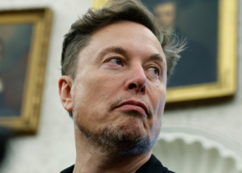 Startups de Elon Musk, xAI e X Corp., processam Apple e OpenAI nos EUA por suposta conspiração para impedir a concorrência no setor de inteligência artificial. Caso pode redefinir o mercado de IA.