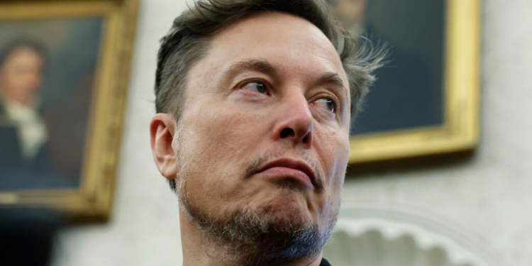 Startups de Elon Musk, xAI e X Corp., processam Apple e OpenAI nos EUA por suposta conspiração para impedir a concorrência no setor de inteligência artificial. Caso pode redefinir o mercado de IA.
