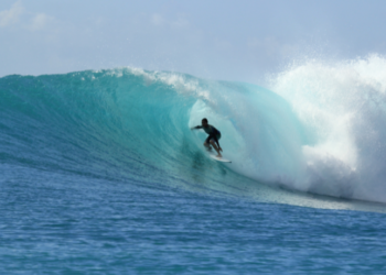 O Itacoatiara Big Wave 2025 acontece neste domingo (17) em Niterói, reunindo surfistas renomados como Pedro Scooby e Lucas Chumbo. Modalidade Tow In promete adrenalina com ondas gigantes e premiação de R$ 96 mil.