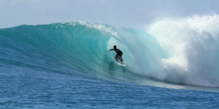 O Itacoatiara Big Wave 2025 acontece neste domingo (17) em Niterói, reunindo surfistas renomados como Pedro Scooby e Lucas Chumbo. Modalidade Tow In promete adrenalina com ondas gigantes e premiação de R$ 96 mil.