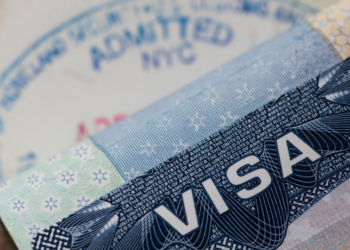 A Embaixada dos EUA no Brasil informou que solicitantes dos vistos F, M e J devem manter as redes sociais públicas durante o processo. Exigência visa facilitar checagem de requisitos.