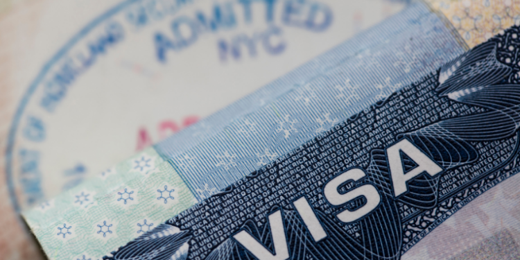 A Embaixada dos EUA no Brasil informou que solicitantes dos vistos F, M e J devem manter as redes sociais públicas durante o processo. Exigência visa facilitar checagem de requisitos.