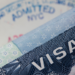 A Embaixada dos EUA no Brasil informou que solicitantes dos vistos F, M e J devem manter as redes sociais públicas durante o processo. Exigência visa facilitar checagem de requisitos.