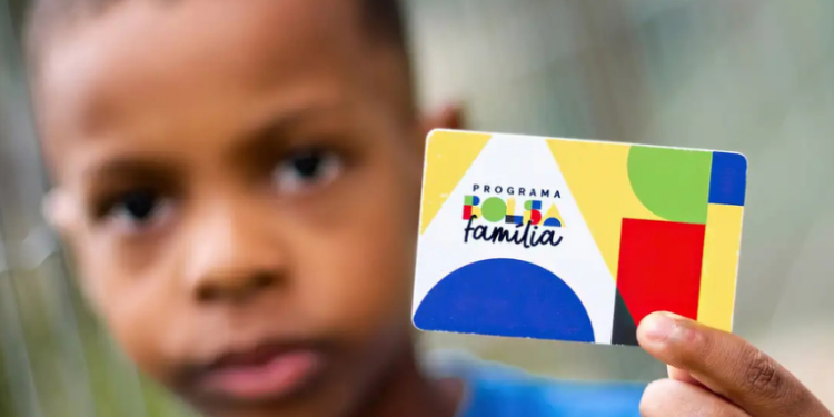 Caixa Econômica paga nesta sexta (22) a parcela de agosto do Bolsa Família a beneficiários com NIS final 5. Programa atende mais de 19 milhões de famílias, e Auxílio Gás é liberado a 5,13 milhões de lares.