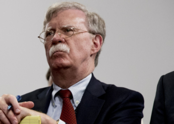 Agentes do FBI revistam a casa de John Bolton, ex-conselheiro de Segurança Nacional, em investigação sobre uso de documentos confidenciais em seu livro. Mandado foi emitido pelo diretor do FBI, Kash Patel.
