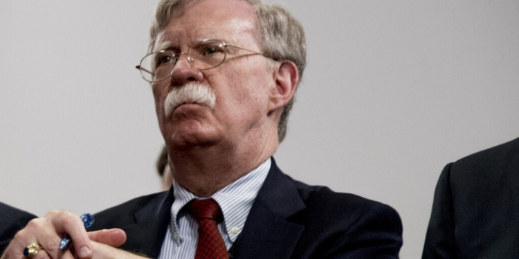 Agentes do FBI revistam a casa de John Bolton, ex-conselheiro de Segurança Nacional, em investigação sobre uso de documentos confidenciais em seu livro. Mandado foi emitido pelo diretor do FBI, Kash Patel.