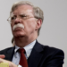 Agentes do FBI revistam a casa de John Bolton, ex-conselheiro de Segurança Nacional, em investigação sobre uso de documentos confidenciais em seu livro. Mandado foi emitido pelo diretor do FBI, Kash Patel.