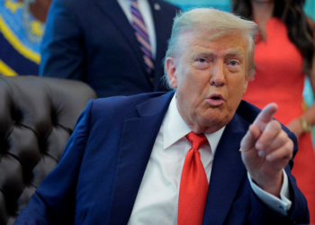 O presidente Donald Trump sugeriu que medicamentos ou fatores externos possam estar ligados ao aumento de casos de autismo. Governo prepara relatório com possíveis causas, segundo secretário da Saúde.