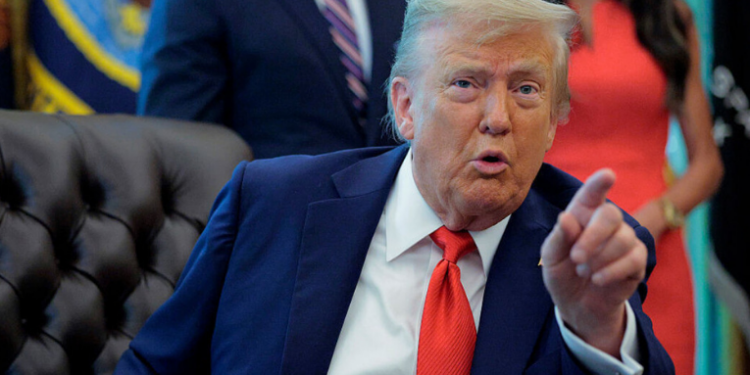 O presidente Donald Trump sugeriu que medicamentos ou fatores externos possam estar ligados ao aumento de casos de autismo. Governo prepara relatório com possíveis causas, segundo secretário da Saúde.