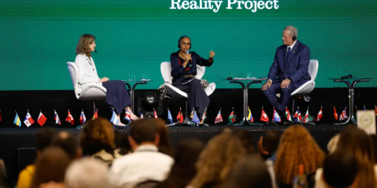 Marina Silva destaca urgência na implementação de compromissos climáticos assumidos globalmente. Em evento com Al Gore, ministra reforça papel do Brasil na COP30 e defende ética na exploração de recursos em territórios indígenas.