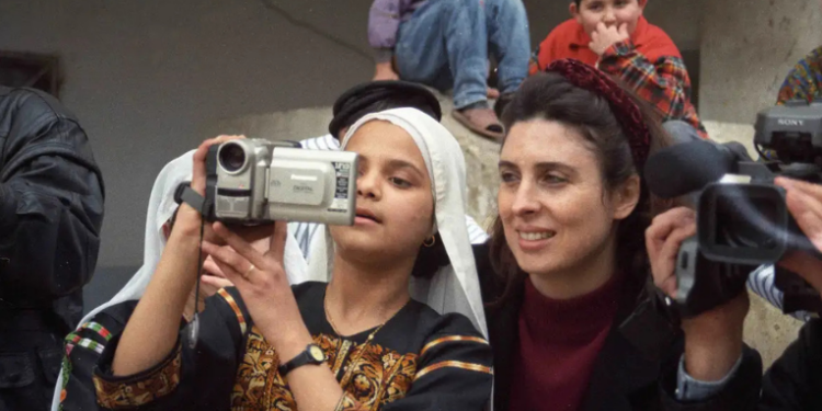A 5ª Mostra de Cinema Árabe Feminino acontece no Rio, Niterói e Duque de Caxias até 30 de agosto, com filmes inéditos, masterclass de Rania Stephan e programação dedicada à resistência cultural e ao olhar feminino árabe.