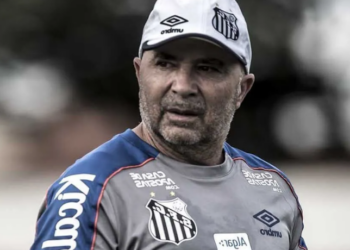 O Santos não acertou o retorno de Jorge Sampaoli devido ao alto custo dos reforços solicitados e à intenção do técnico de afastar 10 jogadores. Robinho Jr. e jovens da base permanecem no elenco.