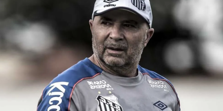 O Santos não acertou o retorno de Jorge Sampaoli devido ao alto custo dos reforços solicitados e à intenção do técnico de afastar 10 jogadores. Robinho Jr. e jovens da base permanecem no elenco.