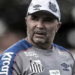 O Santos não acertou o retorno de Jorge Sampaoli devido ao alto custo dos reforços solicitados e à intenção do técnico de afastar 10 jogadores. Robinho Jr. e jovens da base permanecem no elenco.