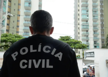 Três pessoas foram presas em operação policial no Rio para conter guerra entre facções na zona norte. Escolas fecharam e moradores ficaram sob risco em meio a tiroteios e ofensiva armada.