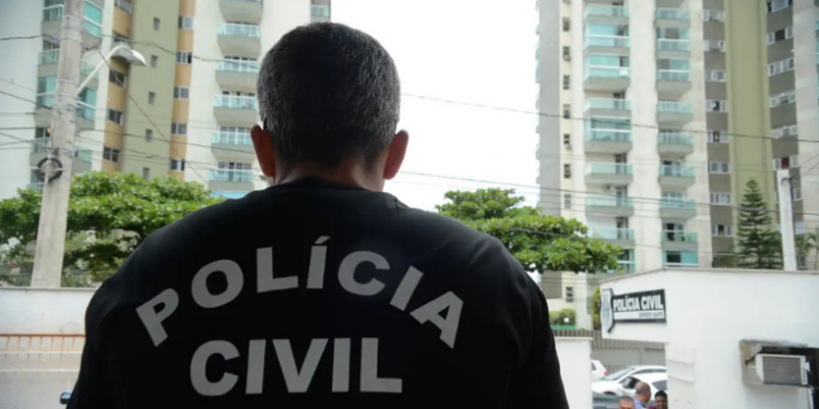 Três pessoas foram presas em operação policial no Rio para conter guerra entre facções na zona norte. Escolas fecharam e moradores ficaram sob risco em meio a tiroteios e ofensiva armada.