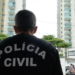 Três pessoas foram presas em operação policial no Rio para conter guerra entre facções na zona norte. Escolas fecharam e moradores ficaram sob risco em meio a tiroteios e ofensiva armada.