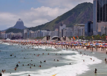 Dois homens que roubaram turistas alemães na praia de Copacabana tiveram a prisão convertida em preventiva pela Justiça do Rio. Vítimas foram deixadas nuas e os assaltantes usaram os cartões para fazer compras na região.