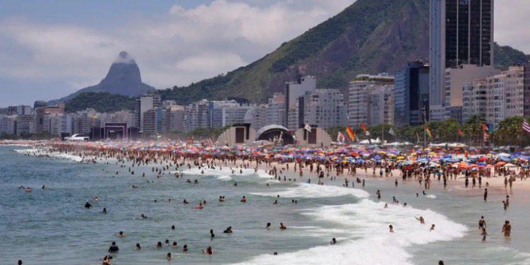 Dois homens que roubaram turistas alemães na praia de Copacabana tiveram a prisão convertida em preventiva pela Justiça do Rio. Vítimas foram deixadas nuas e os assaltantes usaram os cartões para fazer compras na região.